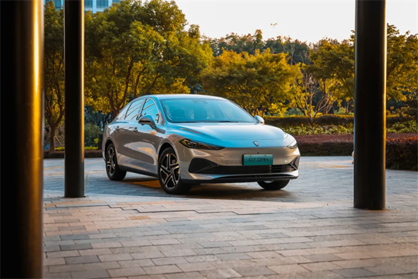 上半年零售销量夺冠，饱和式进攻箭在弦上：上汽势如破竹