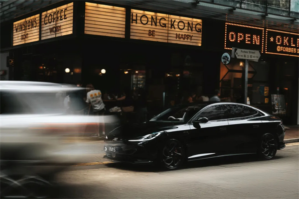 智己汽车重磅登陆香港市。6系双车同步上市