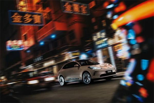 智己汽车重磅登陆香港市。6系双车同步上市