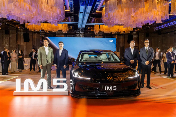 智己汽车重磅登陆香港市。6系双车同步上市