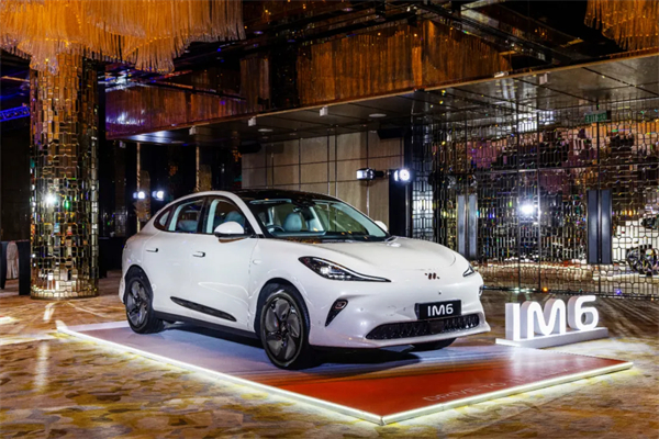 智己汽车重磅登陆香港市。6系双车同步上市